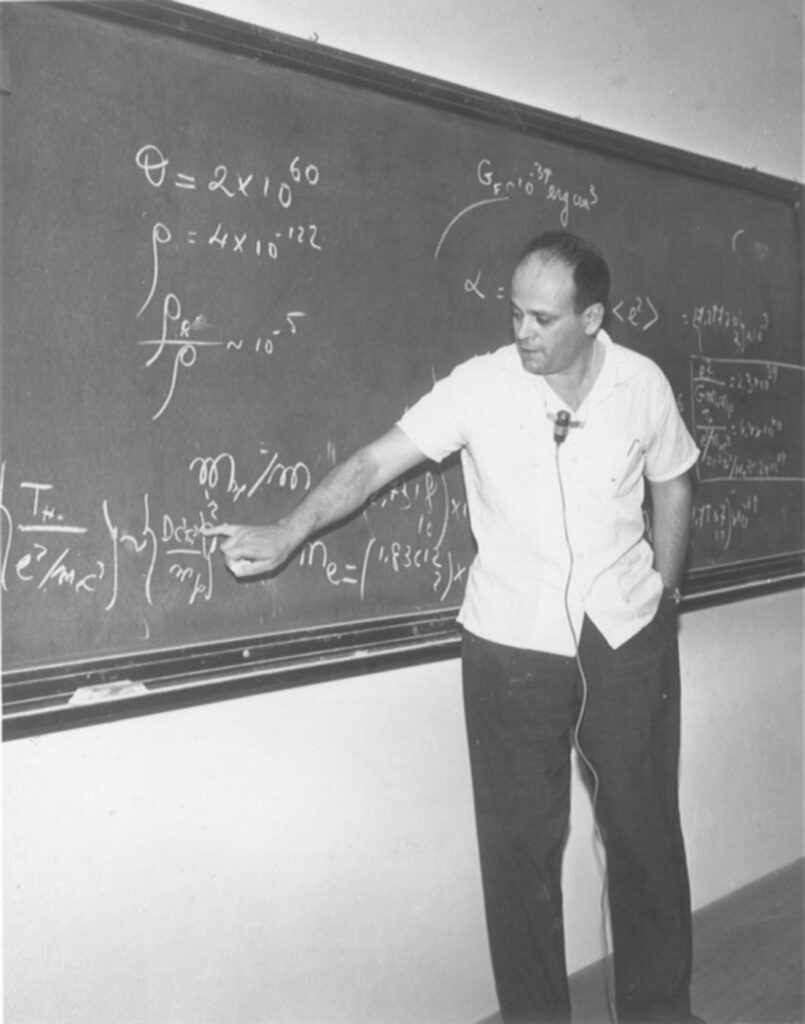Cesar Lattes ministra seminário na PUC-Rio, em 1967