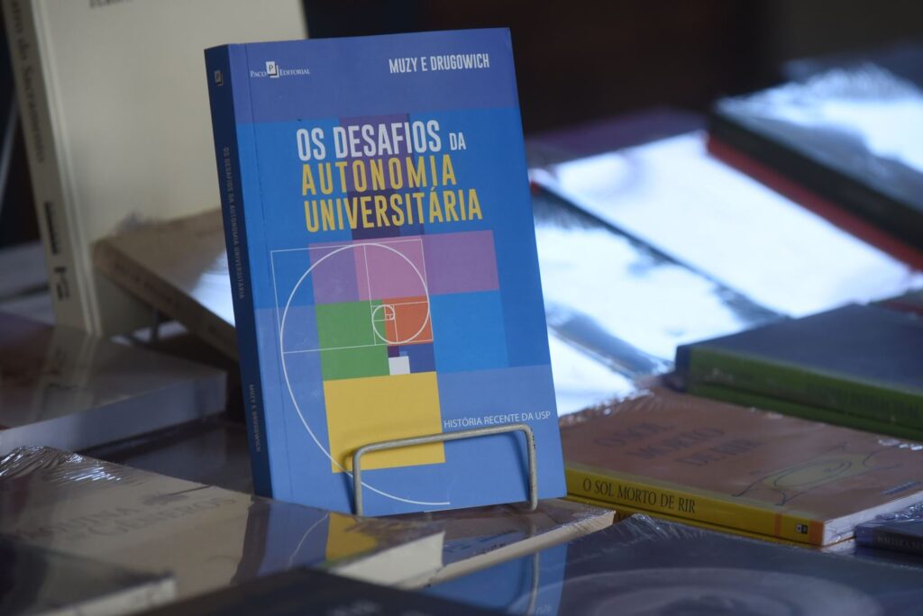 Livro ‟Os Desafios da Autonomia Universitária: História recente da USP” foi lançado durante o seminário no IFGW