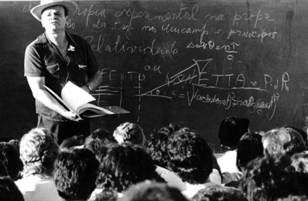 Cesar Lattes ministra aula ao ar livre na Unicamp, em 1980