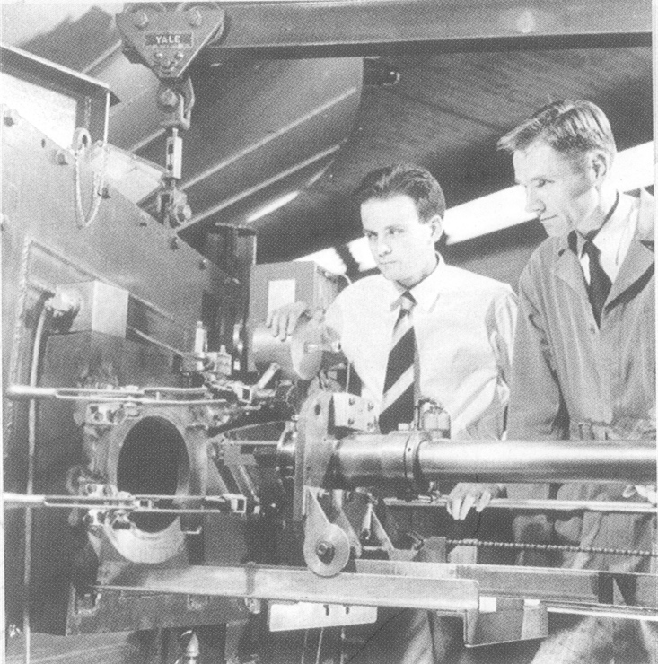 Cesar Lattes e Eugene Gardner observam um ciclotron em 1948