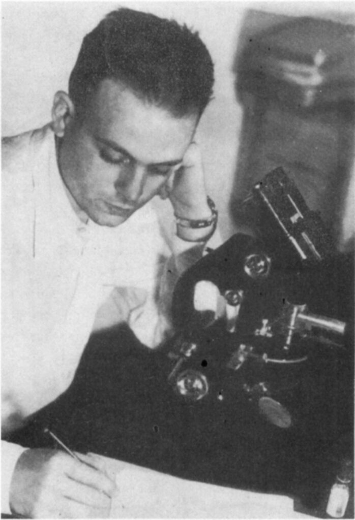 Cesar Lattes ao lado do microscópio no Centro Brasileiro de Pesquisas Físicas, em 1949