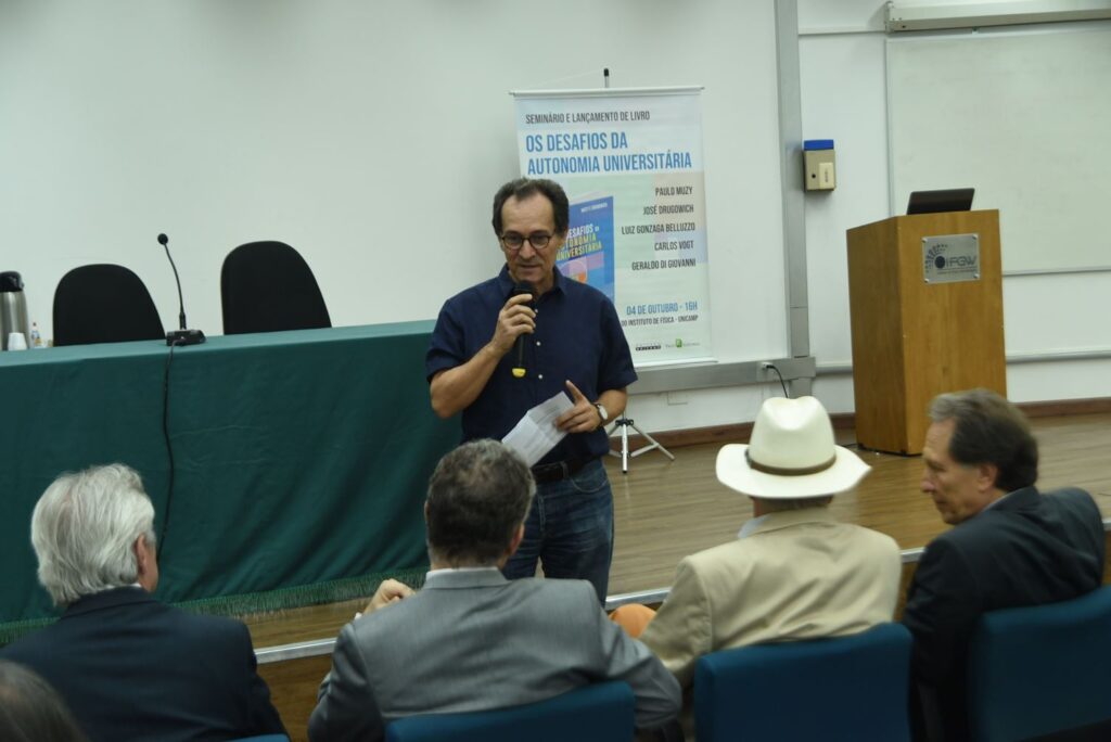 Físico Anderson Fauth durante o Seminário “Os Desafios da Autonomia Universitária”