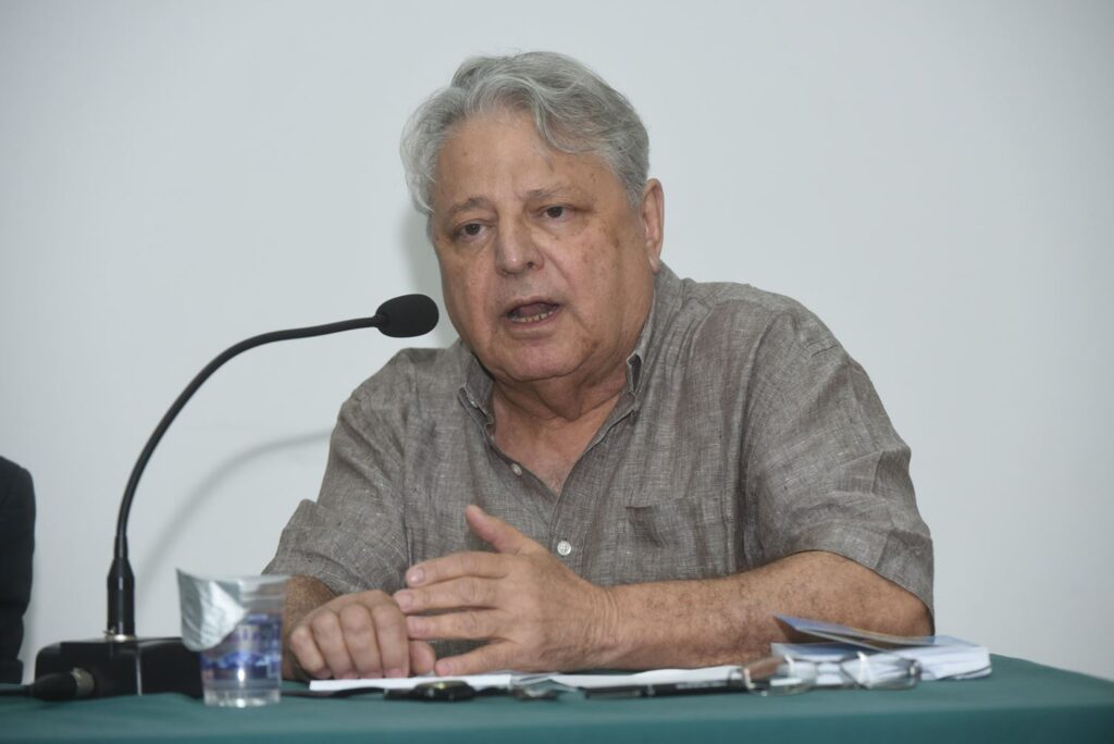 Sociólogo Geraldo di Giovanni durante o Seminário ‟Os Desafios da Autonomia Universitária”