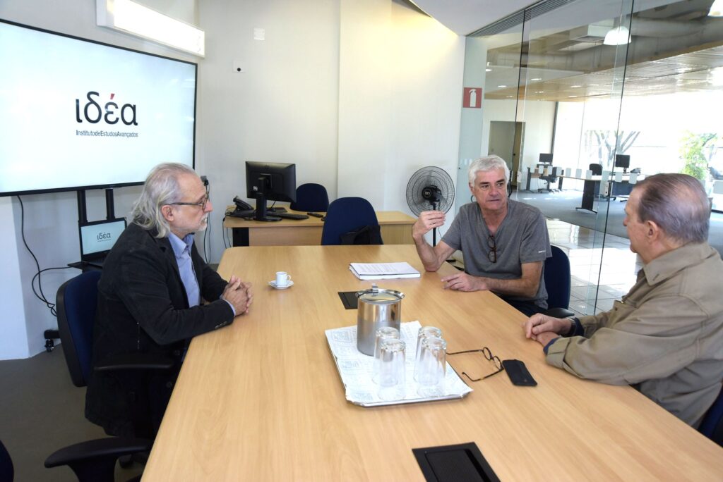 Alcir Pécora, Reinaldo Moraes e Carlos Vogt em reunião no IdEA