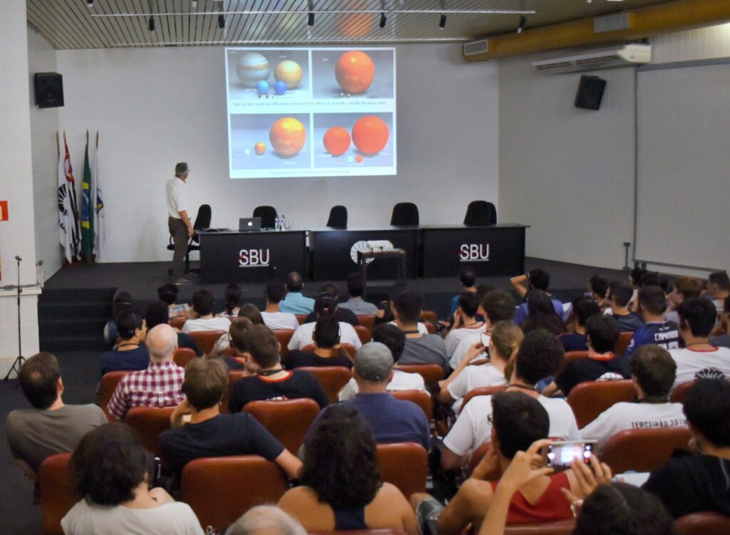 Público acompanha palestra de Francesco Vissani sobre ‟Por que o Sol brilha?”