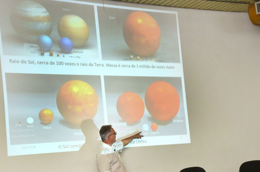 Francesco Vissani durante a palestra ‟Por que o Sol brilha?”