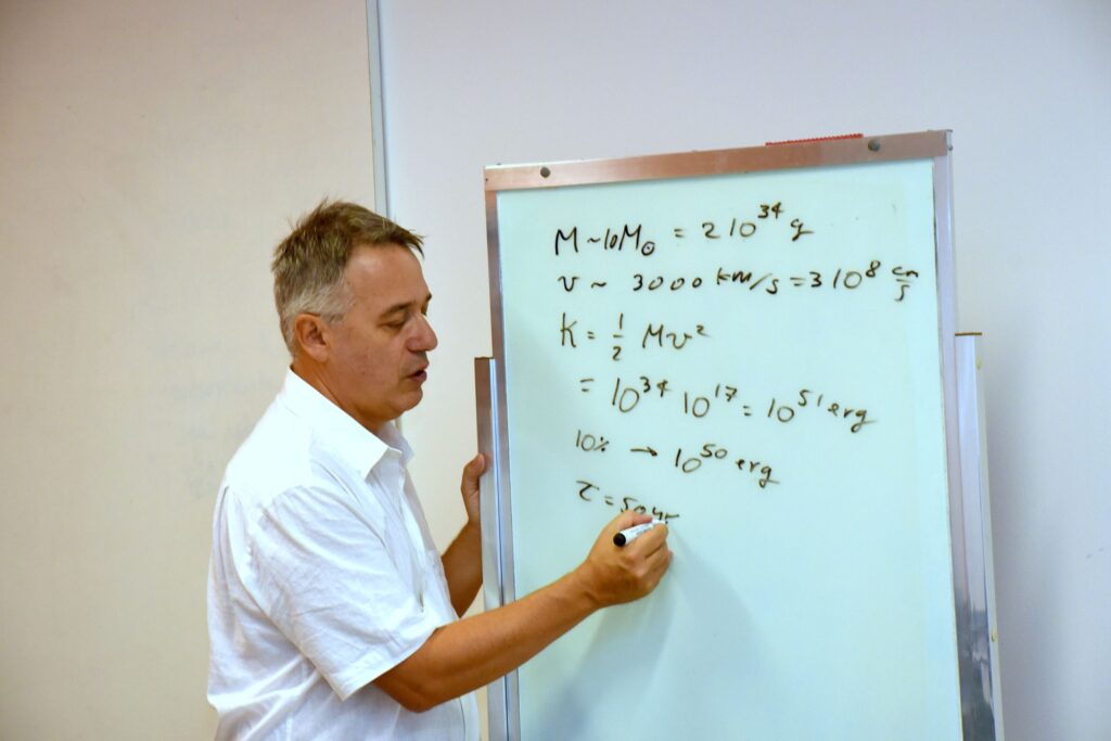 Francesco Vissani durante a aula de encerramento do minicurso sobre neutrinos