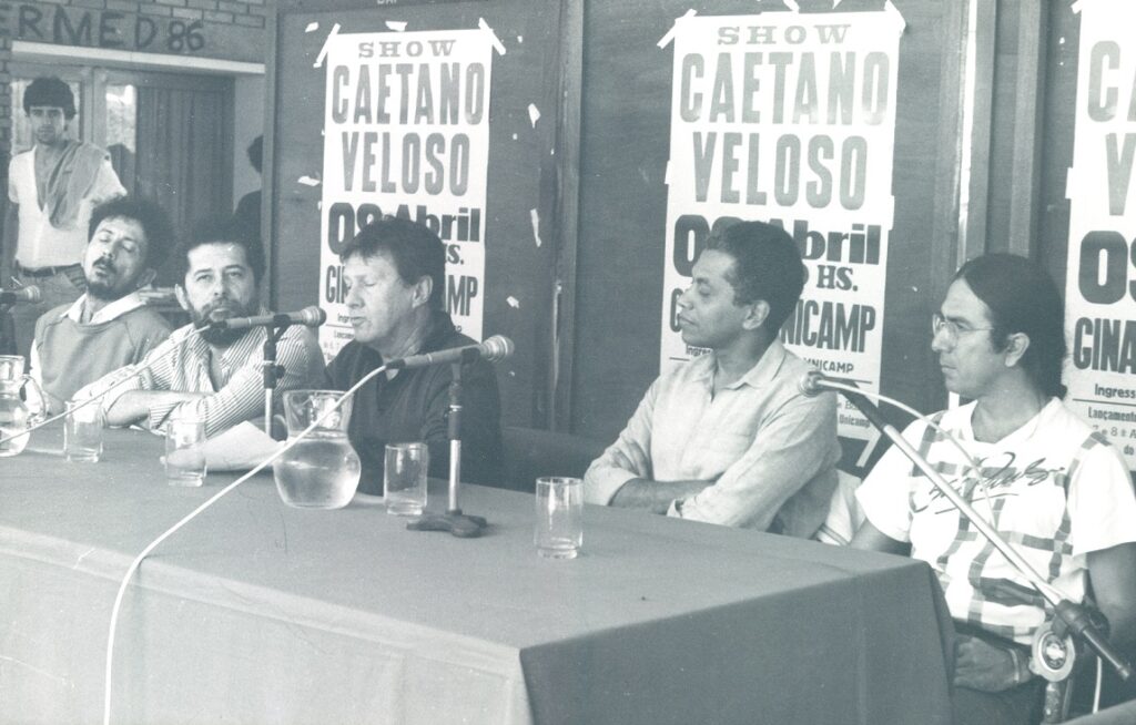 Tom Zé, José Carlos Capinam, Fernando Faro, Paulinho da Viola e Gereba Barreto no Ciclo Básico da Unicamp. Foto: Siarq/Unicamp.