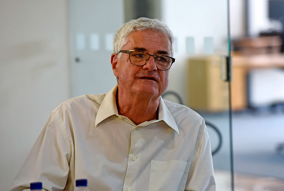 Reinaldo Moraes durante atividade na sede do IdEA