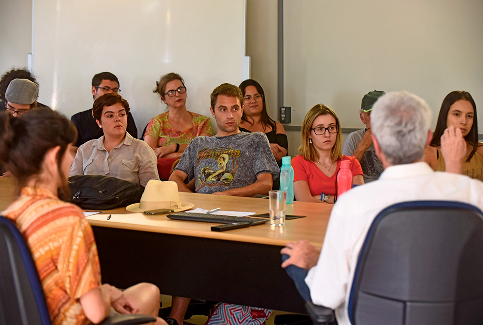 Reinaldo Moraes durante atividade com alunos na sede do IdEA